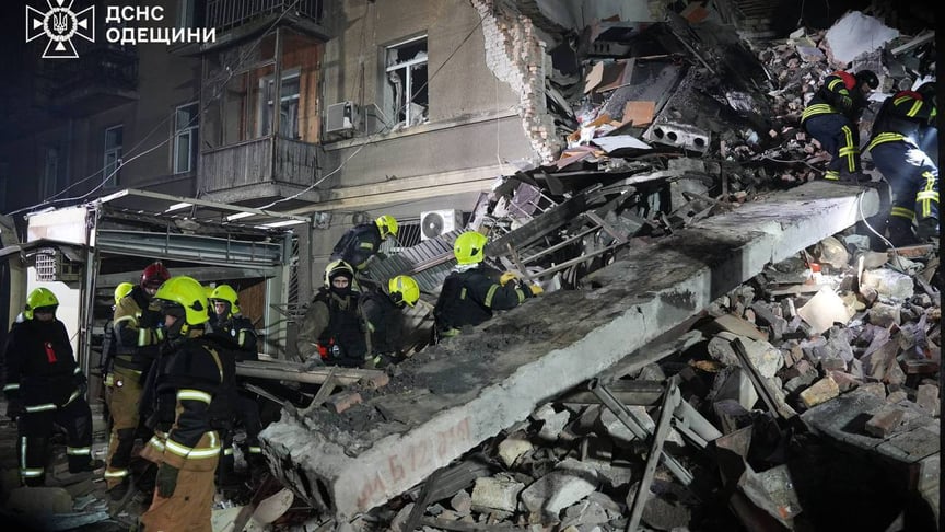 Спасатели работают на месте российских атак в Одессе, 27 января 2026 года