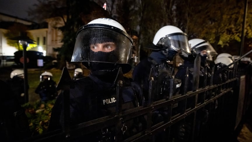 Поліція за огорожею біля будівлі Конституційного суду Польщі у Варшаві, де зібралися протестувальники, 30 жовтня 2026 року
