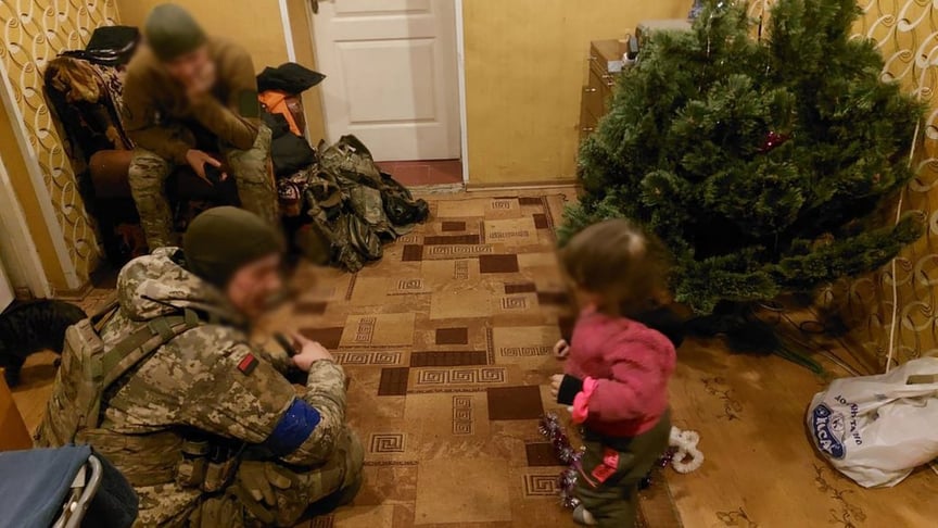 Дворічна дівчинка, яку евакуювали з Купʼянська, з військовими