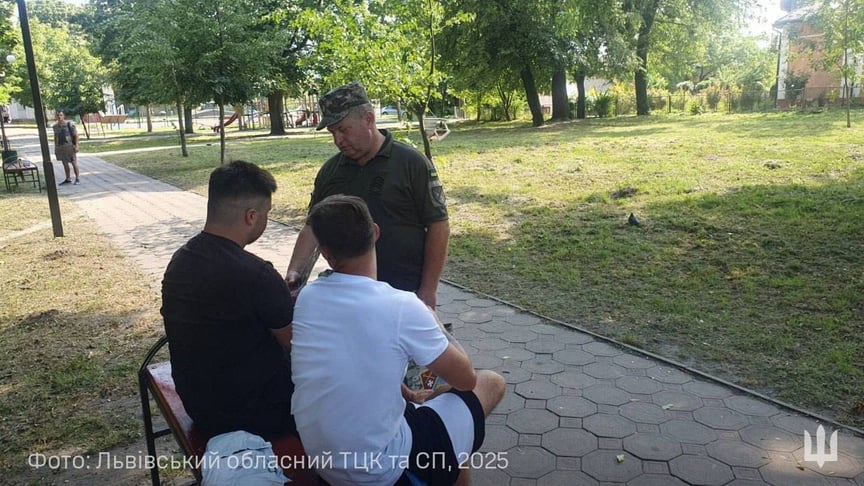 Ілюстративне фото. Працівники Львівського ТЦК та СП вживають заходів рекрутингу на службу в ЗСУ