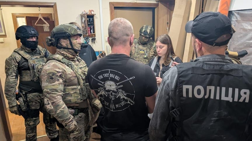 Поліціянти під час обшуку в одного з фігурантів