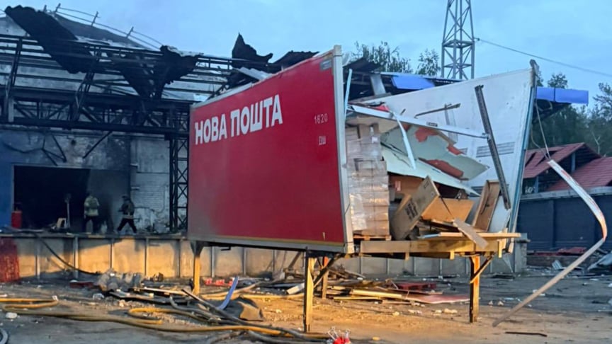 Наслідки російських ударів по депо «Нової пошти» у Харкові