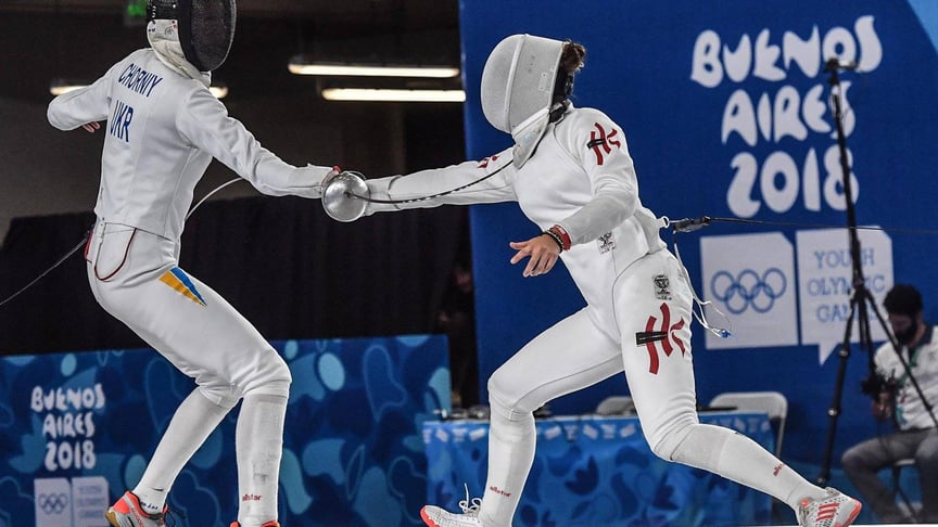 Українська шпажистка Катерина Чорній (ліворуч) на Юнацьких олімпійських іграх