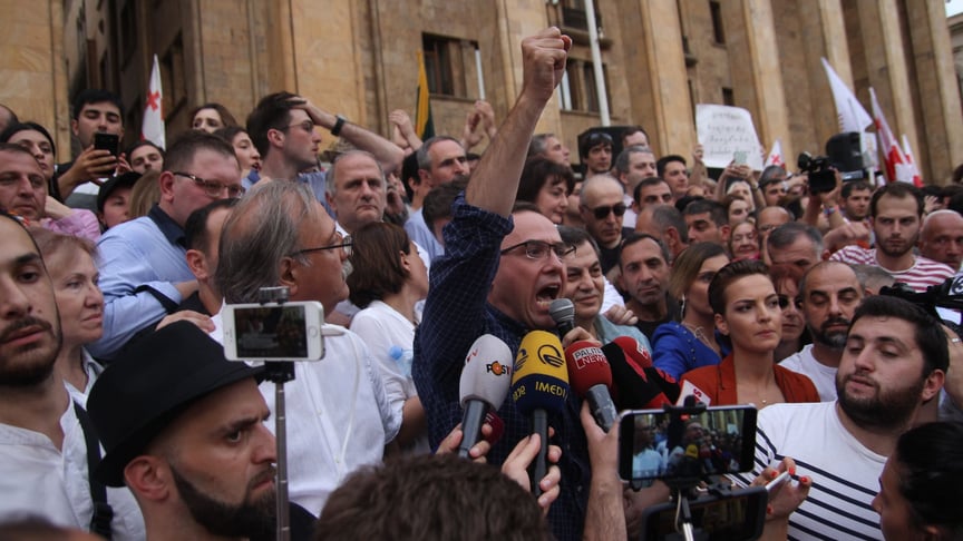 Протесты в Грузии продолжаются: власти удовлетворили два требования, активисты настаивают на третьем
