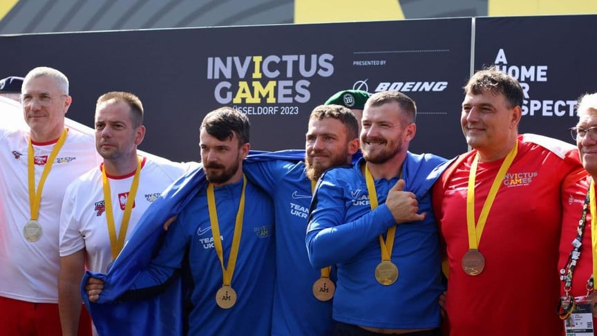 Українські стрільці з лука (в синій формі): Максим Зубов, Володимир Товкис та Вадим Мазніченко в завершальний день «Ігор нескорених-2023»