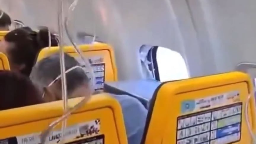 Фото, на якому, як стверджується, розбите вікно в одному з літаків Ryanair
