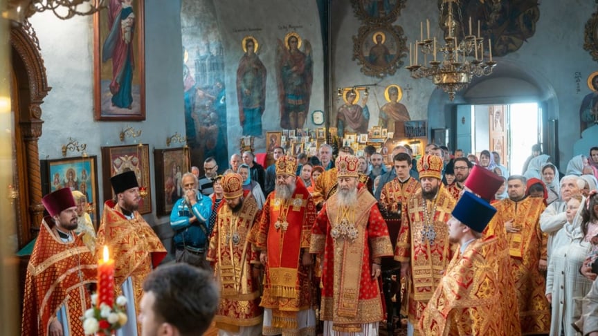 Ілюстративне фото. Настоятель УПЦ МП, митрополит Онуфрій під час Літургії у Флорівському жіночому монастирі в Києві, 7 травня 2024 року