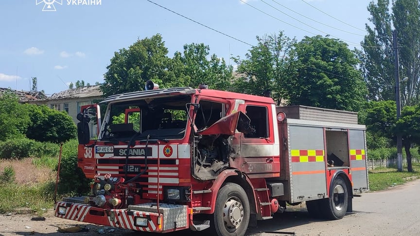 Пошкоджений автомобіль ДСНС Ілюстративне фото. Пошкоджений автомобіль ДСНС внаслідок удару рф