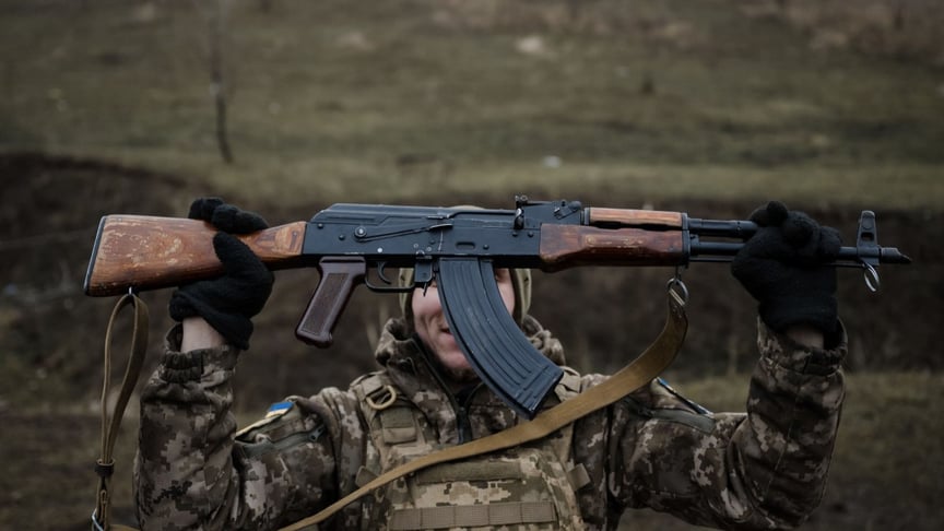 Військовослужбовці, що нещодавно повернулись із СЗЧ, тренуються стріляти із кулеметів на військовму полігоні неподалік Покровська Донецької області, 18 січня 2025 року