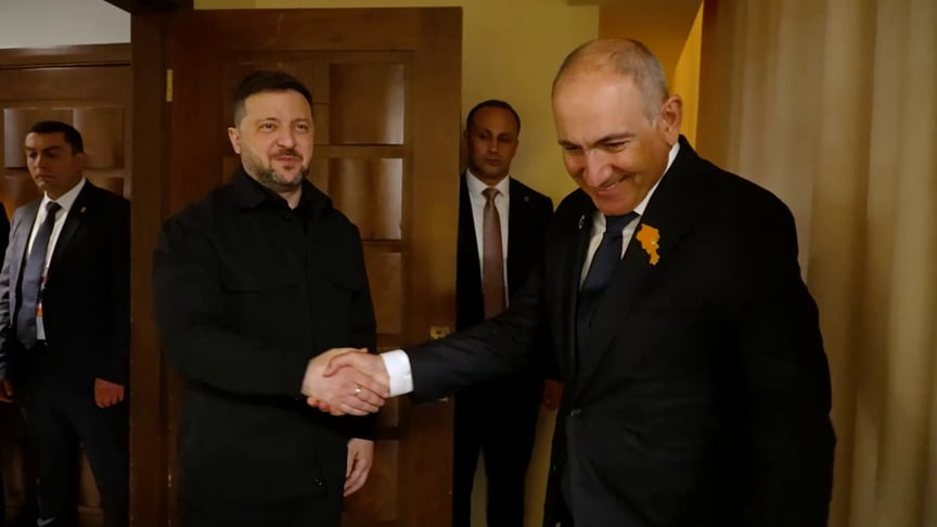 Президент України Володимир Зеленський та прем'єр-міністр Вірменії Нікол Пашинян під час зустрічі на саміті Європейської політичної спільноти у Єревані 4 травня