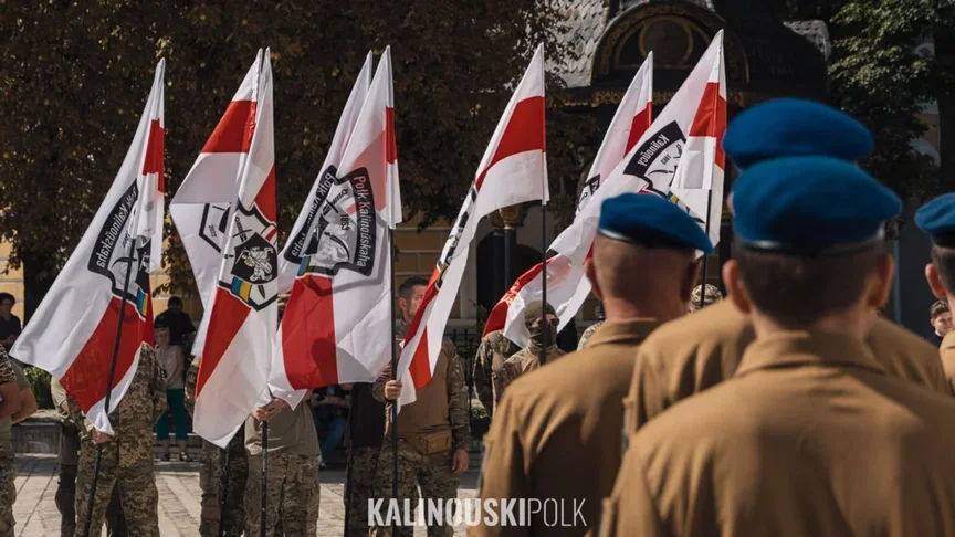 Ілюстративне фото. Бійці полку зі своїми стягами