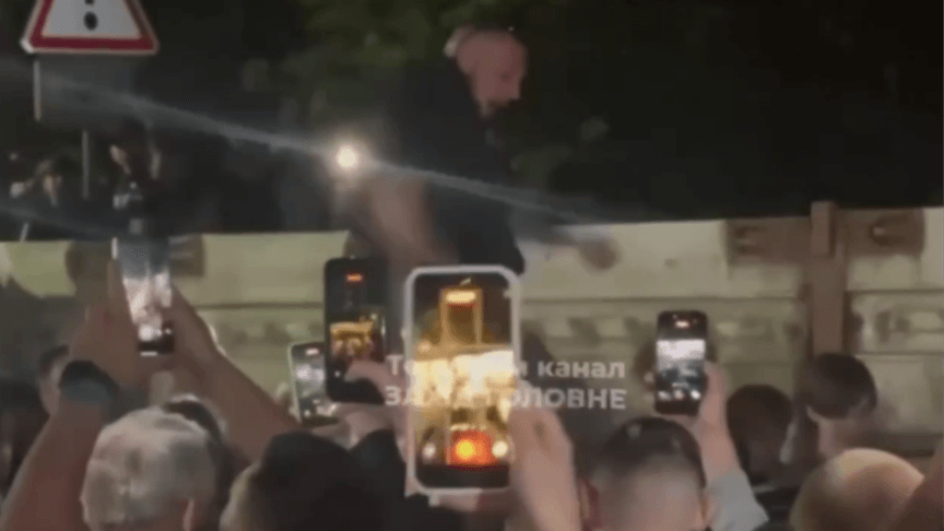 Скриншот із відео, на якому натовп б'є автівку ТЦК