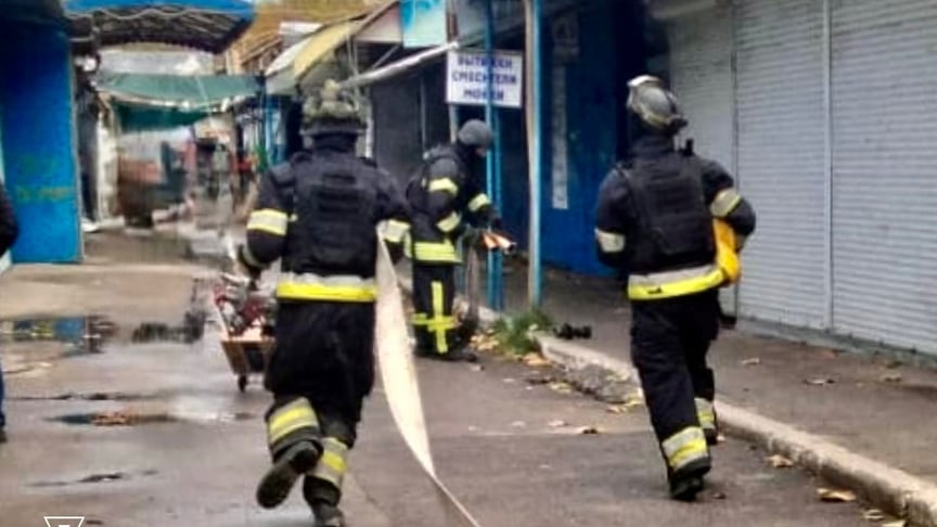 Рятувальники ліквідовують наслідки російських атак у торгових павільйонах Херсона, 31 жовтня 2025 року