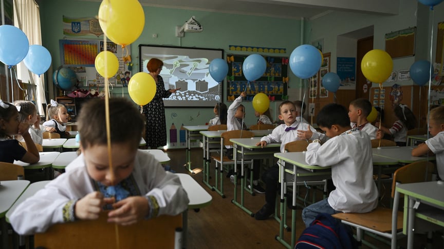 Першокласники сидять за партами після святкування першого дня нового навчального року в школі в Ірпіні, поблизу Києва, 1 вересня 2025 року Першокласники сидять за партами після святкування першого дня нового навчального року в школі в Ірпіні, поблизу Києва, 1 вересня 2025 року