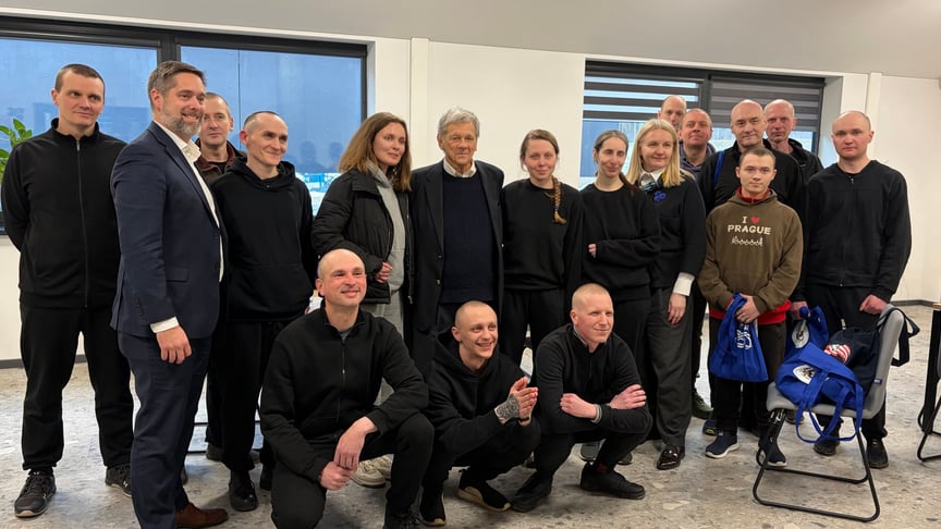 Спецпредставник США Джон Коул зі звільненими білоруськими політв'язнями