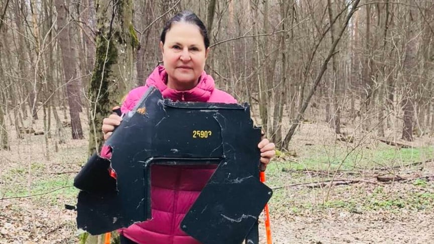 Посолка ЄС в Україні Катаріна Матернова тримає в руках уламок безпілотника Shahed, який вона знайшла у лісі в Києві