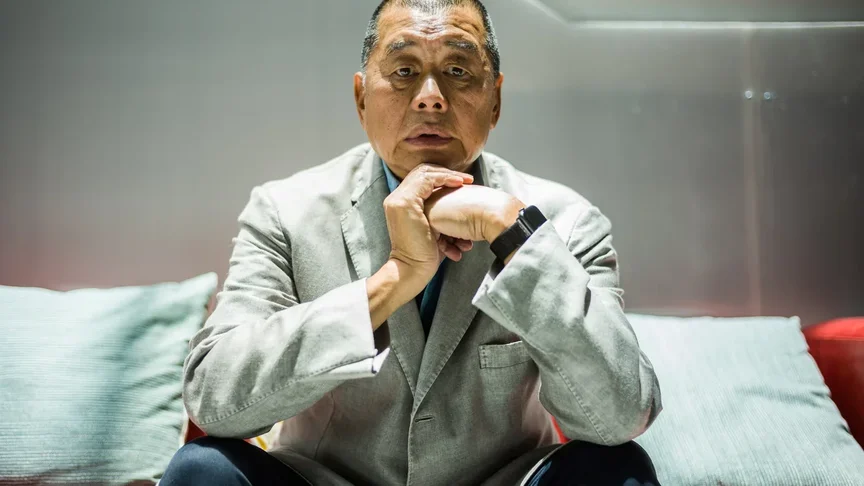 Тоді 72-річний медіамагнат Джиммі Лай позує під час інтерв'ю AFP в офісі Next Digital у Гонконзі, 16 червня 2020 року