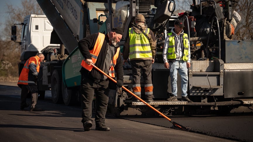 По Україні розгорнули дорожні ремонтні роботи