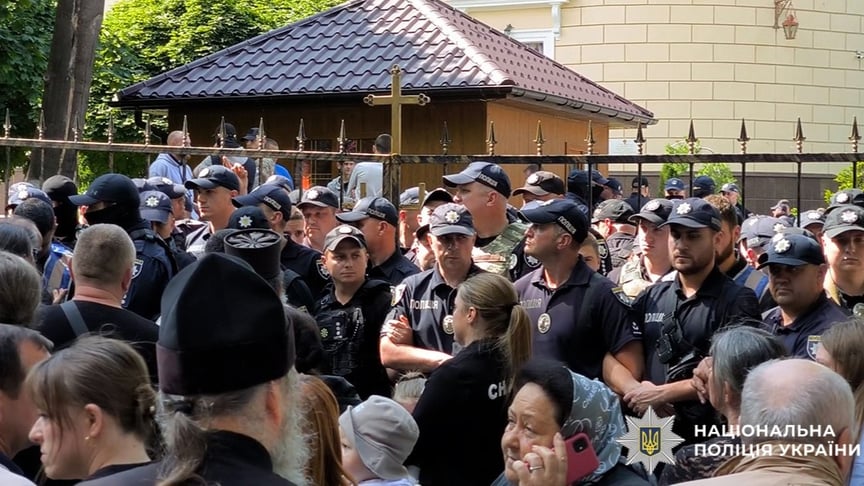 Поліція та віряни біля Свято-Духівського Кафедрального собору у Чернівцях, 17 червня 2025 року