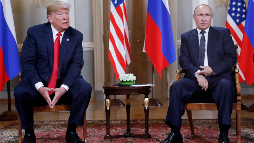 Дональд Трамп во время встречи с владимиром путиным в 2018 году
