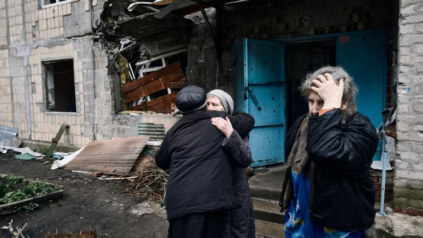 Місцеві жителі в охопленій війною Авдіївці, Донецька область, 12 квітня 2023 року