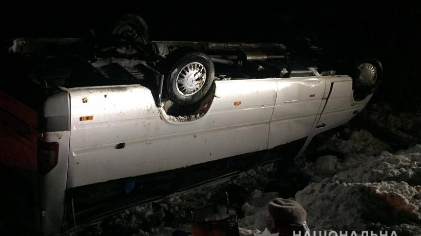 Внаслідок аварії мікроавтобуса поблизу села Чмикос Волинської області 21 грудня постраждали 11 людей