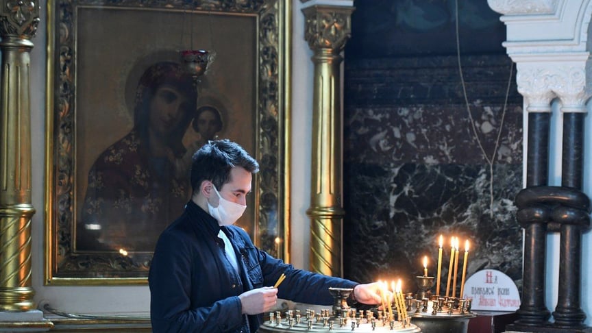 Священнослужитель у Володимирському кафедральному соборі Православної церкви України, Київ, 8 квітня 2020 року