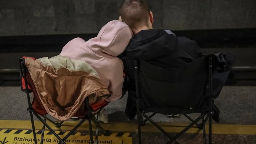 Люди на станції київського метрополітену під час російського масованого обстрілу, 15 червня 2026 року