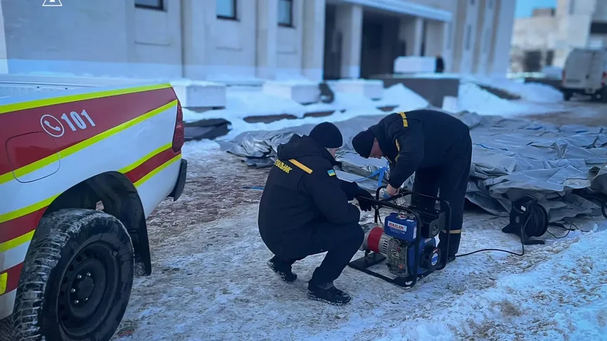 Работники ГСЧС устанавливают генератор в Славутиче, 5 января 2026 года