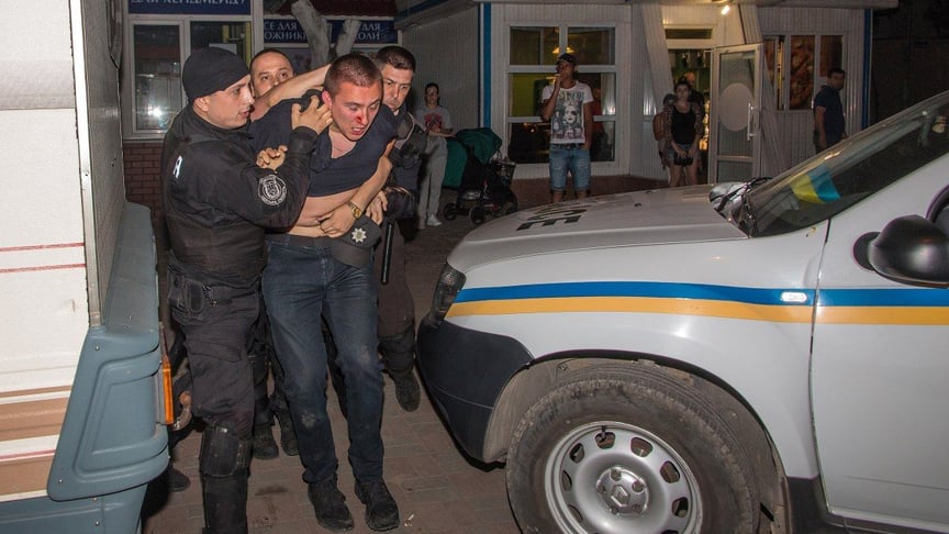Співробітники поліції затримали активіста Сергія Стерненка, Одеса, 8 червня 2017 року. В Одесі між активістами і поліцією відбулися сутички через виступ співачки Ірини Білик на відкритті літнього ресторану "Park Leo".