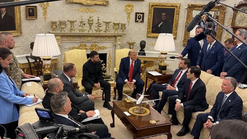 Володимир Зеленський під час пресконференції з Дональдом Трампом в Овальному кабінеті, 18 серпня 2025 року