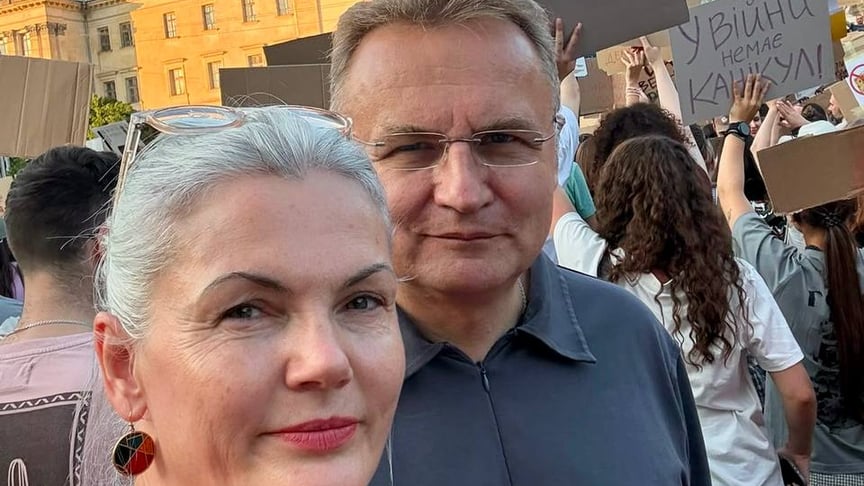 Міський голова Львова Андрій Садовий із дружиною на протестах проти відставки ексміністра оборони Михайла Федорова у Львові
