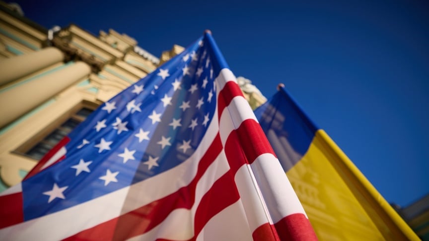 Ілюстративне фото. Прапори США та України біля Маріїнського палацу в центрі Києва