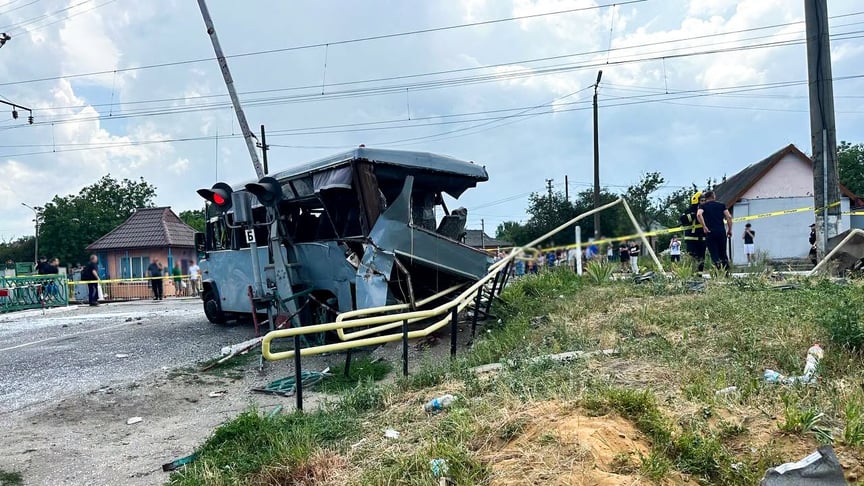 Наслідки ДТП за участю маршрутного автобуса та потяга на Рівненщині