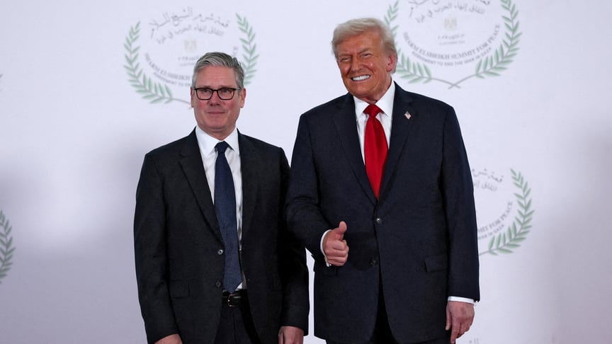 Президент США Дональд Трамп і прем’єр-міністр Великої Британії Кір Стармер на саміті в Шарм-ель-Шейху 13 жовтня 2025 року