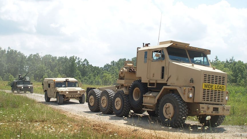 Большегрузный тягач M1070 Oshkosh, иллюстративное фото.