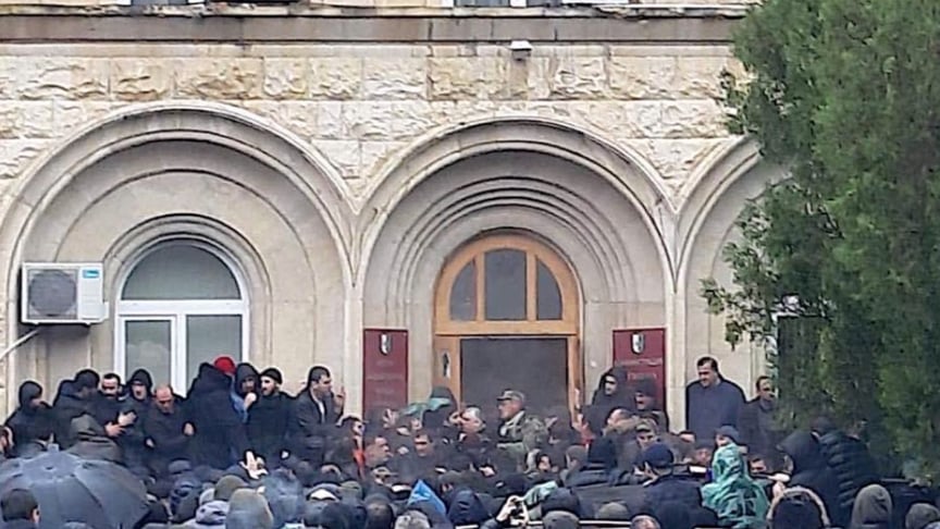 Abkhazia: More Than 1000 Opposition Supporters Storm Presidential Palace