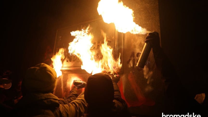 Підпал таблички «президент України» прихильниками Сергія Стерненка, Київ, 20 березня 2021 року
