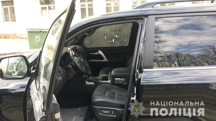 В Днепре неизвестный несколько раз выстрелил в машину и убежал — от ранений водитель погиб
