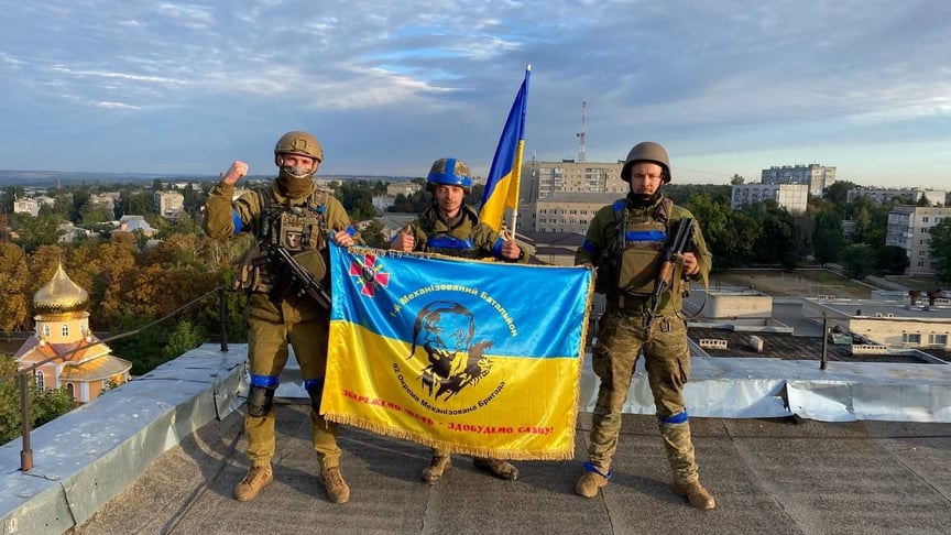 Бійці 92-гої механізованої бригади з українським прапором у звільненому Куп'янську на Харківщині