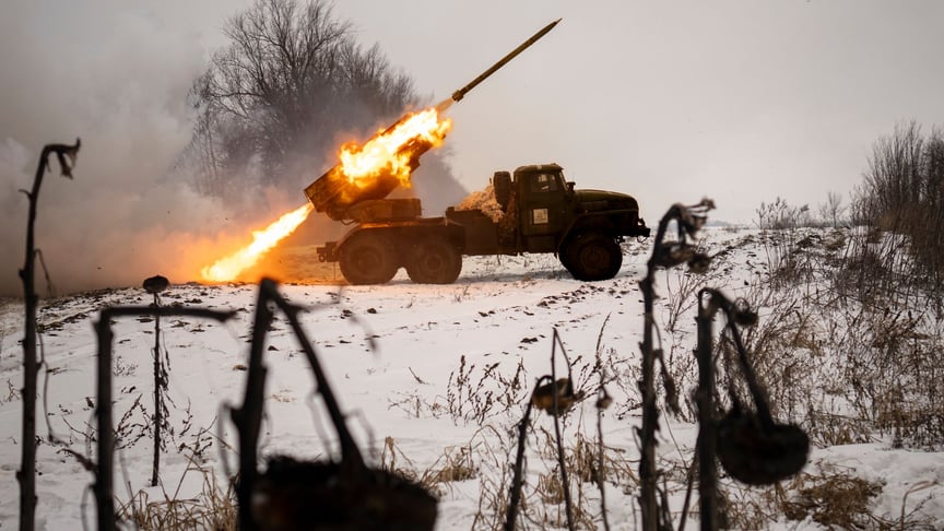 Українські військові ведуть обстріл російських позицій з реактивної системи залпового вогню на Харківщині, 25 лютого 2023 року