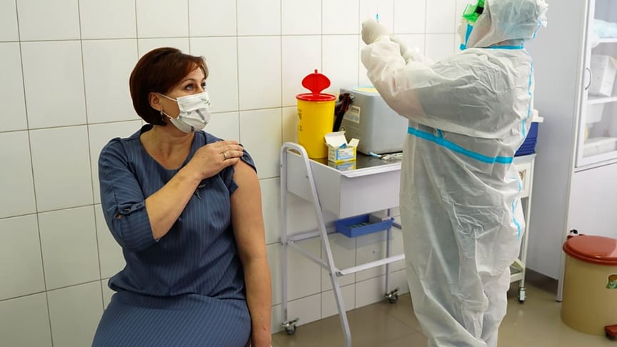 Медик отримує дозу вакцини проти COVID-19 в обласній лікарні в Броварах поблизу столиці Києва, Україна, 24 лютого 2021 року.