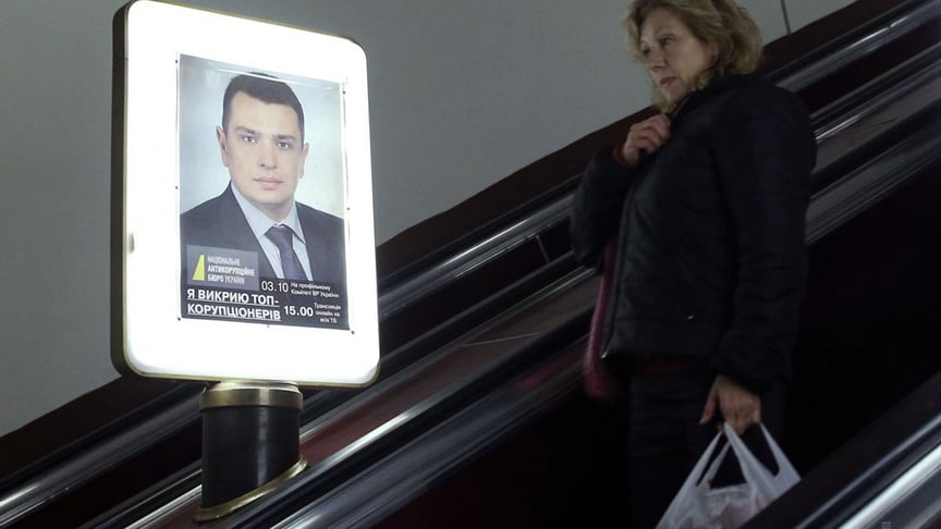 Рекламний борд із зображенням директора Національного антикорупційного бюро України Артема Ситника в столичному метрополітені, Київ, 1 жовтня 2018 року