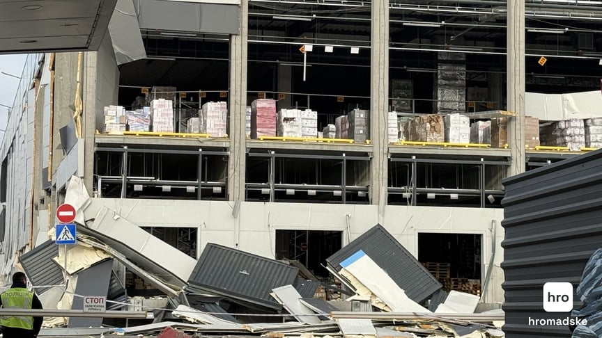 Логістичний центр Novus, який зазнав пошкоджень через російську атаку на Київ, 25 листопада 2025 року