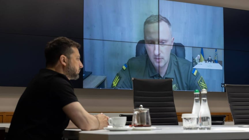 Президент України Володимир Зеленський під час розмови з українськими генералами Президент України Володимир Зеленський під час розмови з українськими генералами