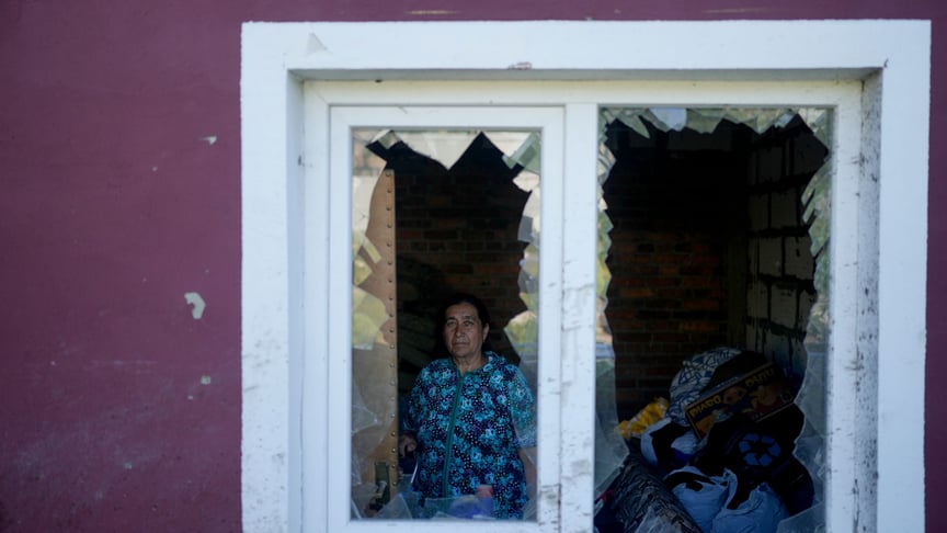 Женщина в своем доме, разрушенном войной в селе Мостище, Киевская область, 6 июня 2022 года