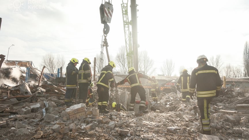 Рятувальники працюють на місці завалів