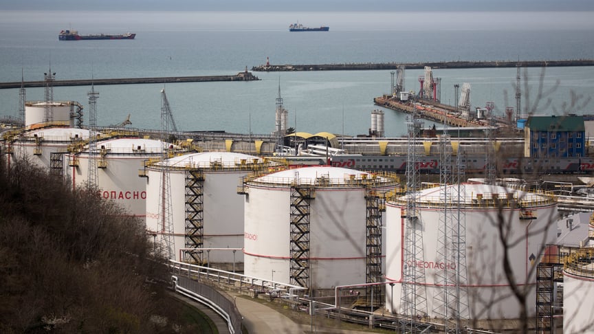 Ілюстративне фото. Резервуари для зберігання нафти на Туапсинському нафтопереробному заводі у рф