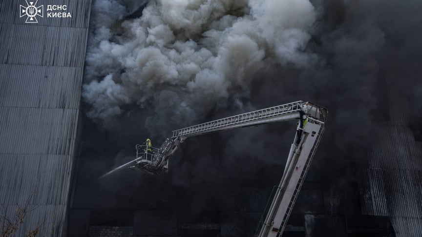 Рятувальники гасять пожежу в Києві після російських обстрілів, 25 жовтня 2025 року