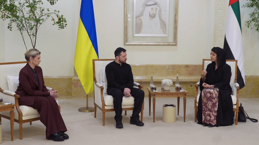 Президент Володимир Зеленський разом з першою леді Оленою Зеленською під час візиту до Об’єднаних Арабських Еміратів, 16 лютого 2025 року Президент Володимир Зеленський разом із першою леді Оленою Зеленською під час візиту до Об’єднаних Арабських Еміратів, 16 лютого 2025 року